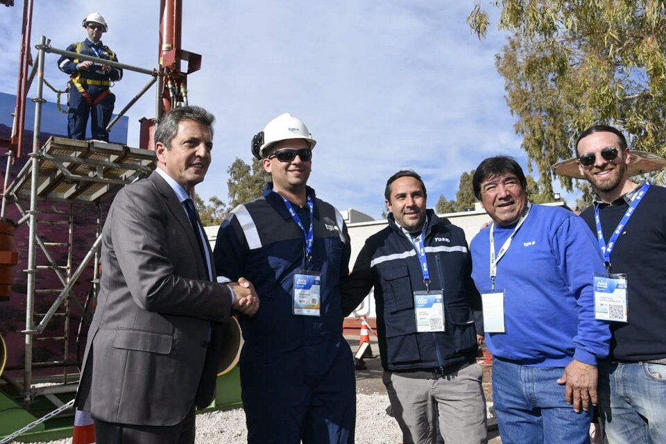 Sergio Massa con trabajadores petroleros, en su visita a Neuquén  (Fuente: NA)