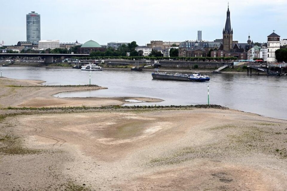 Cauce seco del río Rin, en Düsseldorf, Alemania, el 29 de julio de 2022. (Fuente: EFE)