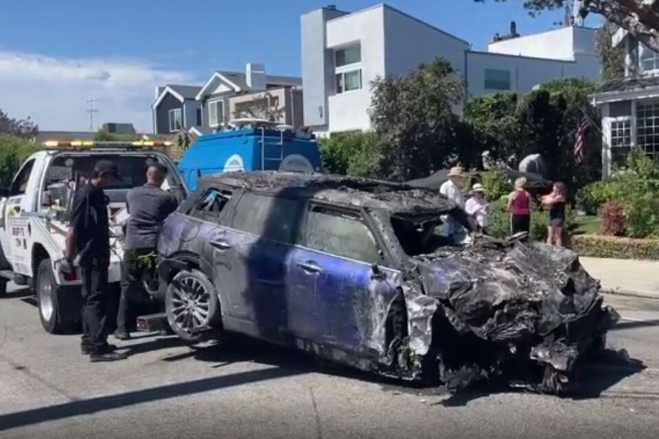 Así quedó el auto que conducía la actriz Anne Heche, tras estrellarse contra una casa en Los Angeles. Imagen: Captura de TV