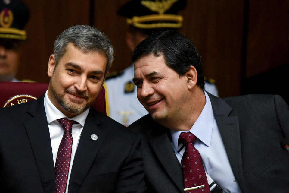 El presidente Benítez con el renunciante vice Hugo Velázquez. (Fuente: AFP)