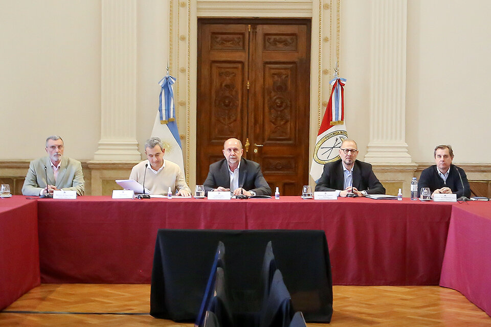 Rimoldi, Javkin, Perotti, Corach y Capitani ayer en sede de Gobernación. (Fuente: Prensa de Gobernación)