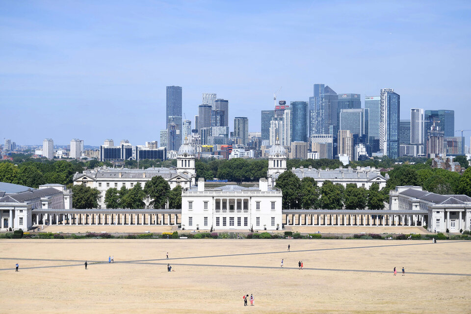  Varias personas caminan por un terreno reseco en el parque de Greenwich en Londres, Gran Bretaña.  (Fuente: EFE)