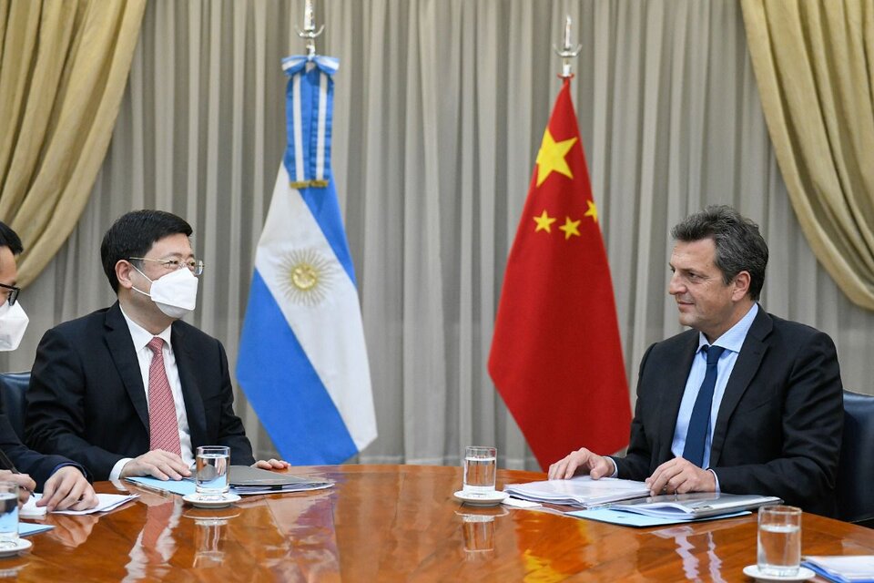 El ministro de Economía, Sergio Massa, recibió en Palacio de Hacienda al embajador de la República Popular de China, Zhou Xiaoli.