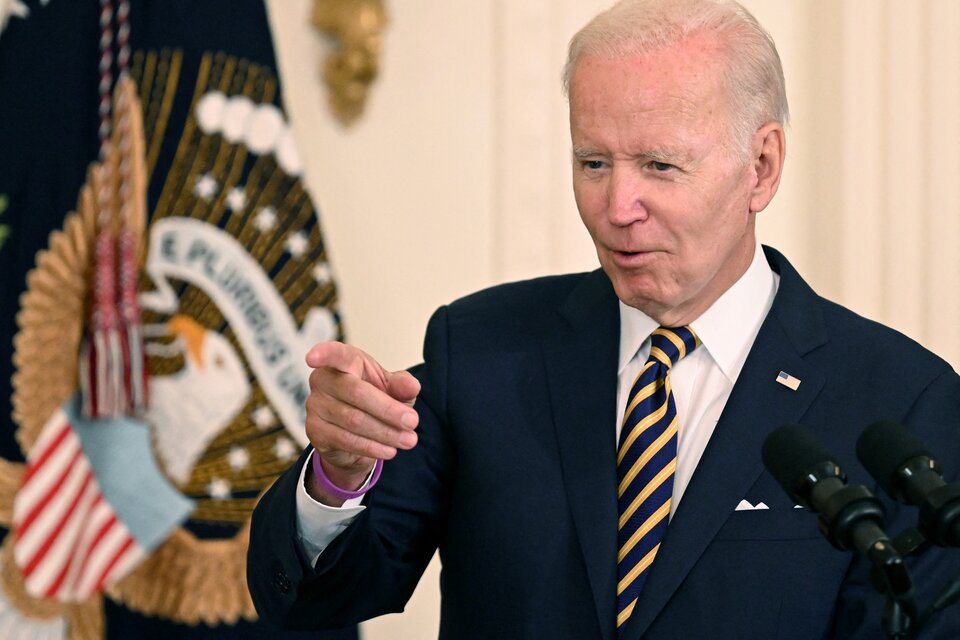 Biden remarcó que "los estadounidenses y personas de todo el mundo están orando por la salud y recuperación" de Rushdie (Foto. AFP).