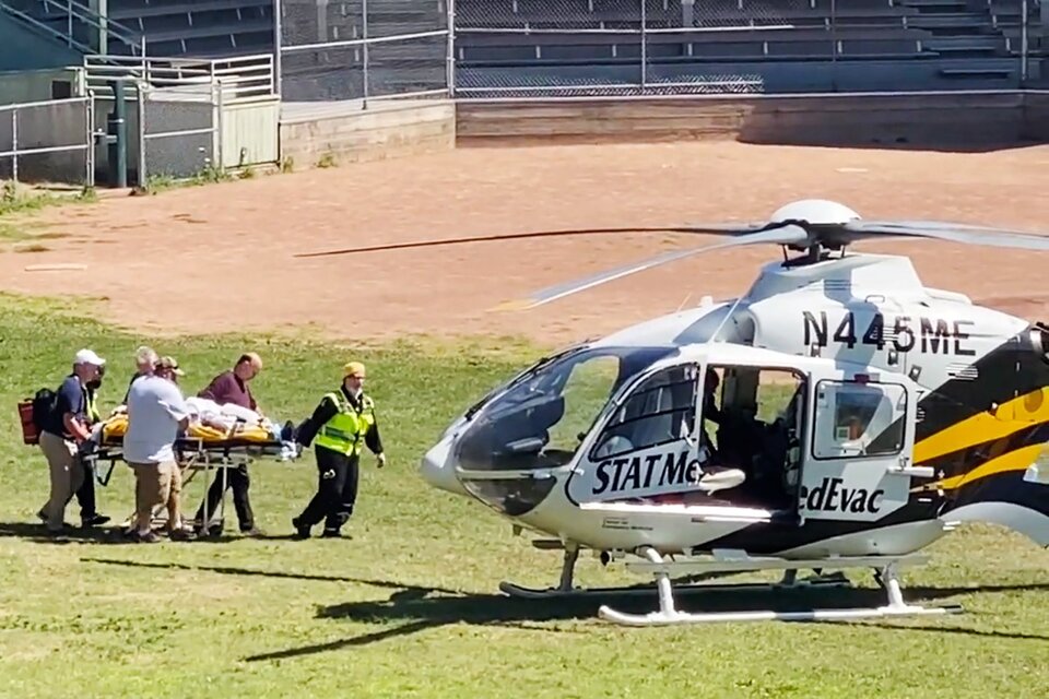 Rushdie a punto de ser evacuado en helicóptero sanitario después del atentado. (Fuente: EFE)