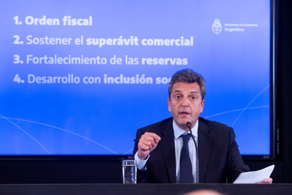 El ministro de Economía, Sergio Massa, explicando las primeros lineamientos del programa económico. (Fuente: NA)