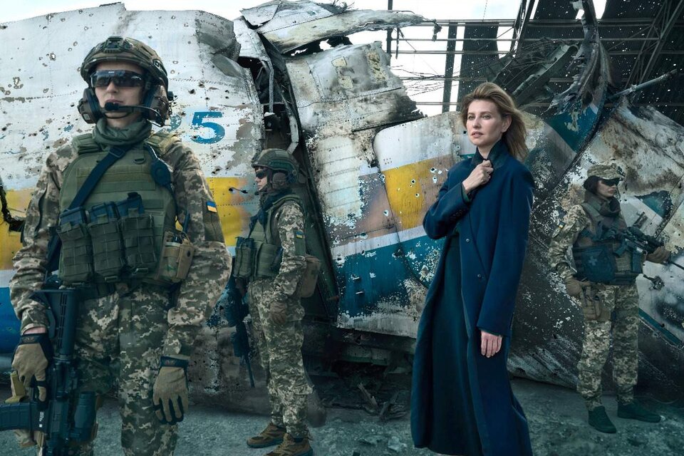 Olena Zelenska y mujeres soldado ucranianas, posando para la producción de Vogue.