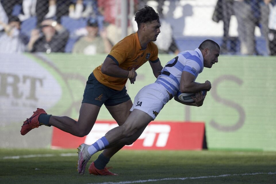 Tomás Albornoz marca el último try del sábado ante Australia (Fuente: AFP)