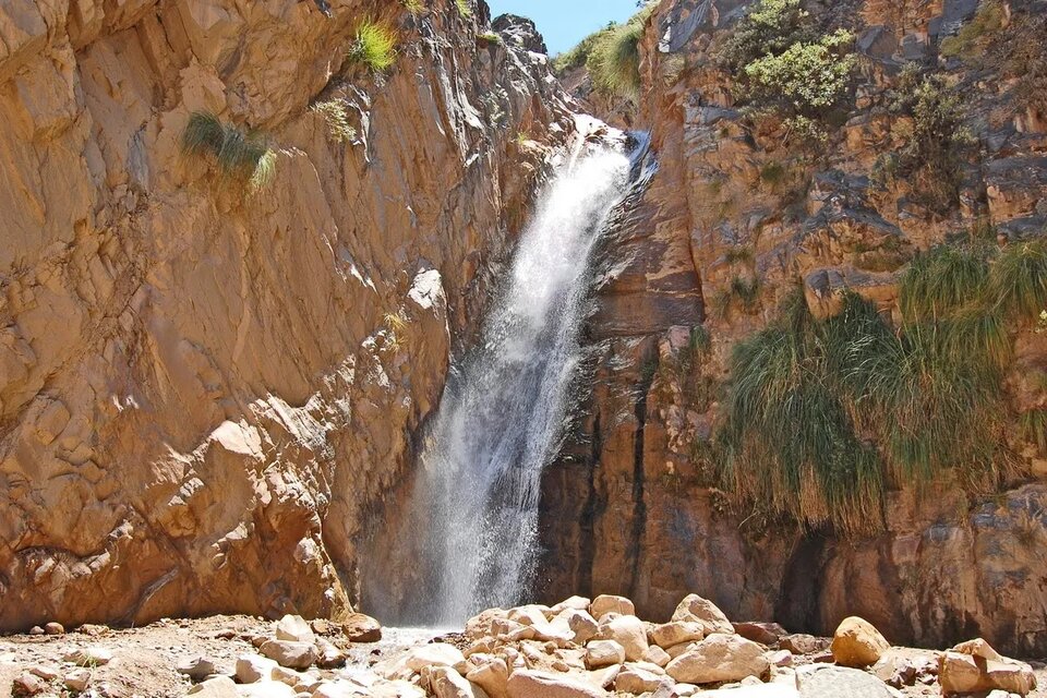 La cascada de 20 metros sobre el curso del Huasamayo, río de 100 kilómetros que nace y muere en Tilcara, pasó de secreto a point juvenil (Fuente: Garganta del Diablo de Tilcara | Turismo Jujuy)