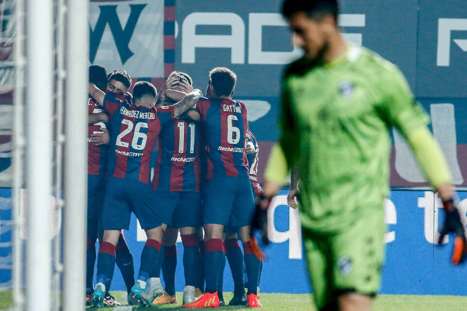 Los jugadores de San Lorenzo festejan uno de los goles (Fuente: Fotobaires)