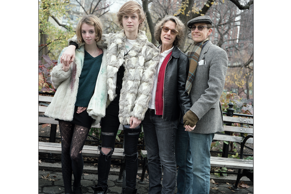 Liz y Wolfe con sus respectivas parejas, Penelope y Scout, en Union Square, a pocas calles de su casa en Manhattan, New York. EE.UU. 2010. (Fuente: Oriana Eliçabe)