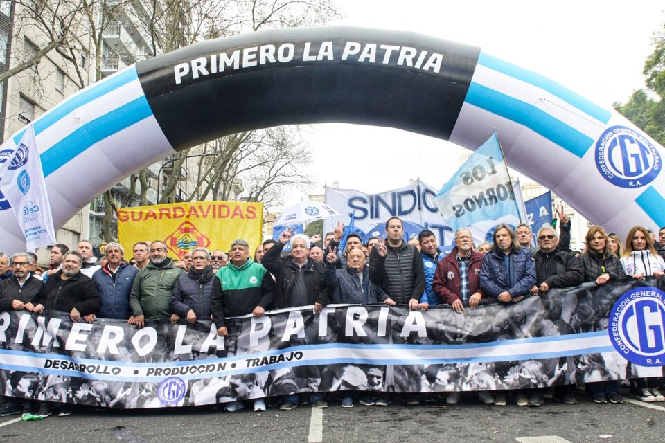 El frente de la columna de la CGT, con la consigna "Primero la Patria". (Fuente: Télam)