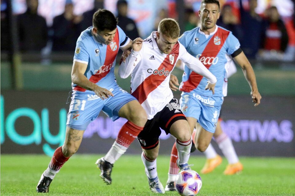 Lucas Beltrán lucha con Gustavo Canto. El defensor estuvo más cerca de marcar un gol que el delantero (Fuente: Fotobaires)