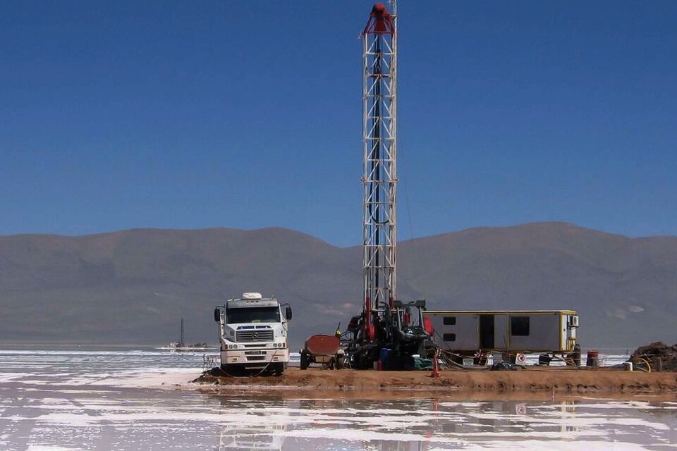 Para obtener litio, es necesario bombear la salmuera desde la profundidad del salar. (Fuente: Télam)