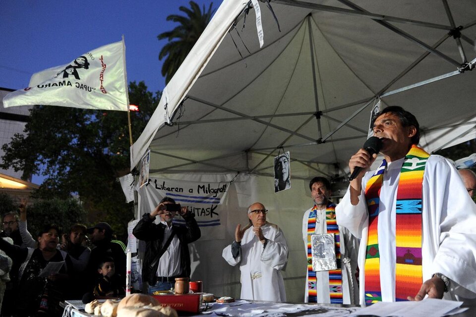 Los Curas en Opción por los Pobres en una imagen de archivo, durante una misa realizada en Plaza de Mayo pidiendo la libertad de Milagro Sala. (Fuente: Télam)