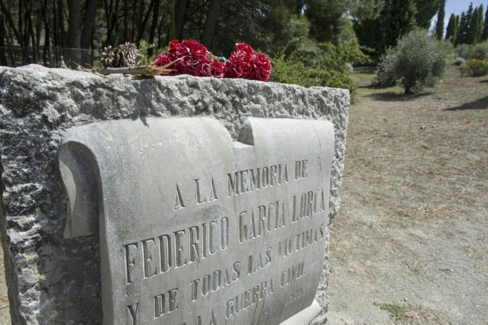 Monolito en homenaje a García Lorca en el lugar donde lo fusilaron hace 86 años, en un camino de Granada. (Foto: EFE)