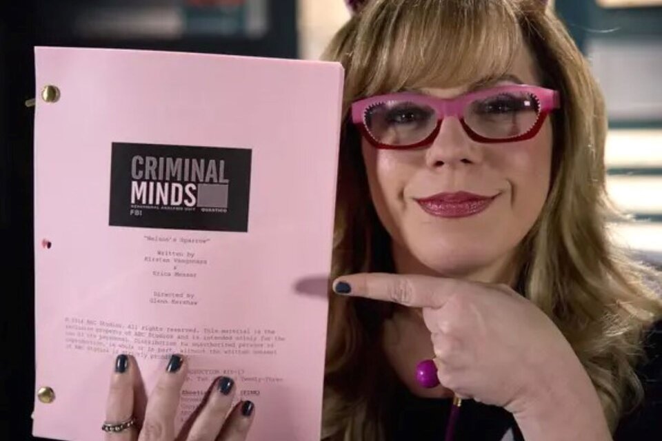 Kirsten Vangsness (Penélope García, en la serie) presentando el guion de los primeros episodios que se graban del retorno de "Criminal Minds".