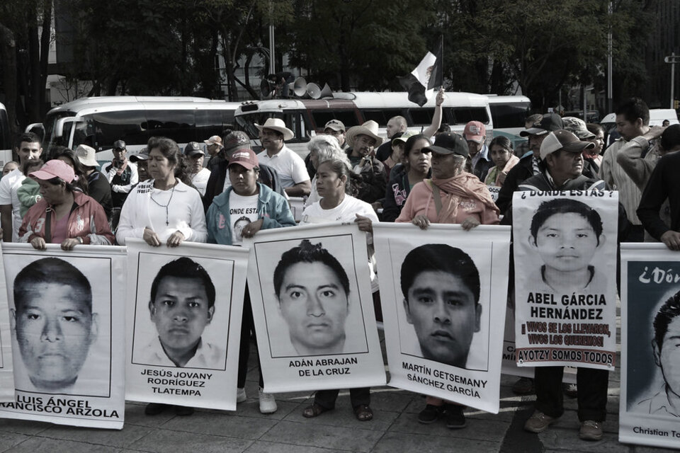 Marcha exigiendo justicia por la desaparición de los estudiantes de Ayotzinapa / Flickr