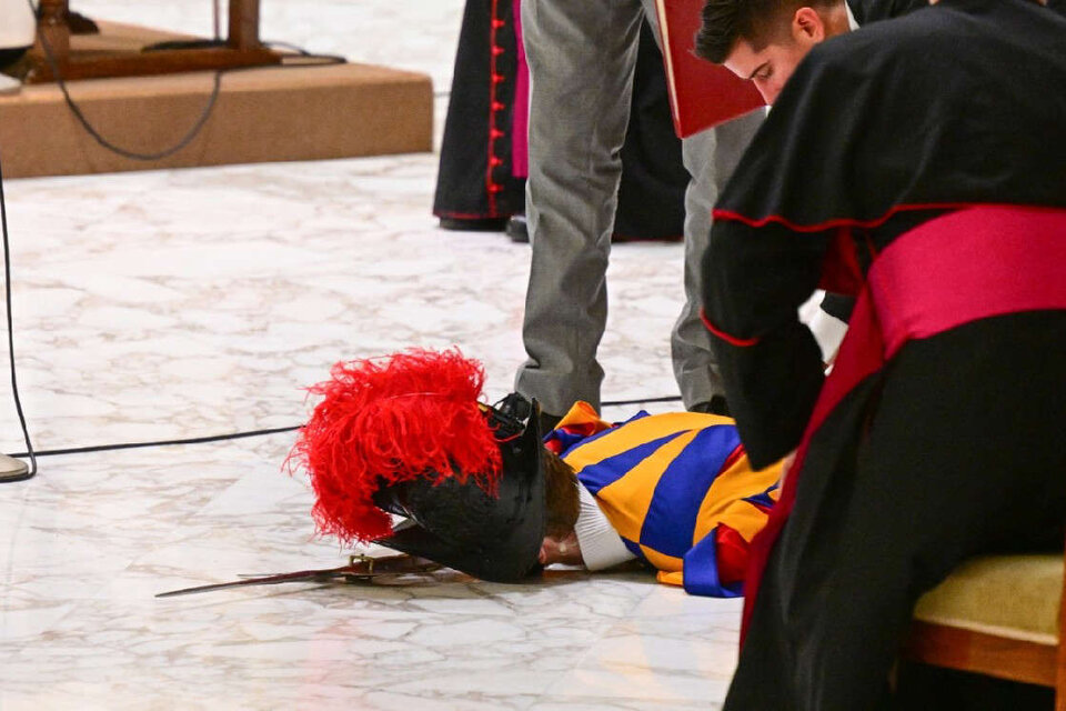 Un portavoz del Vaticano explicó que  el guardia "probablemente sufrió una baja de presión".  Foto: AFP.