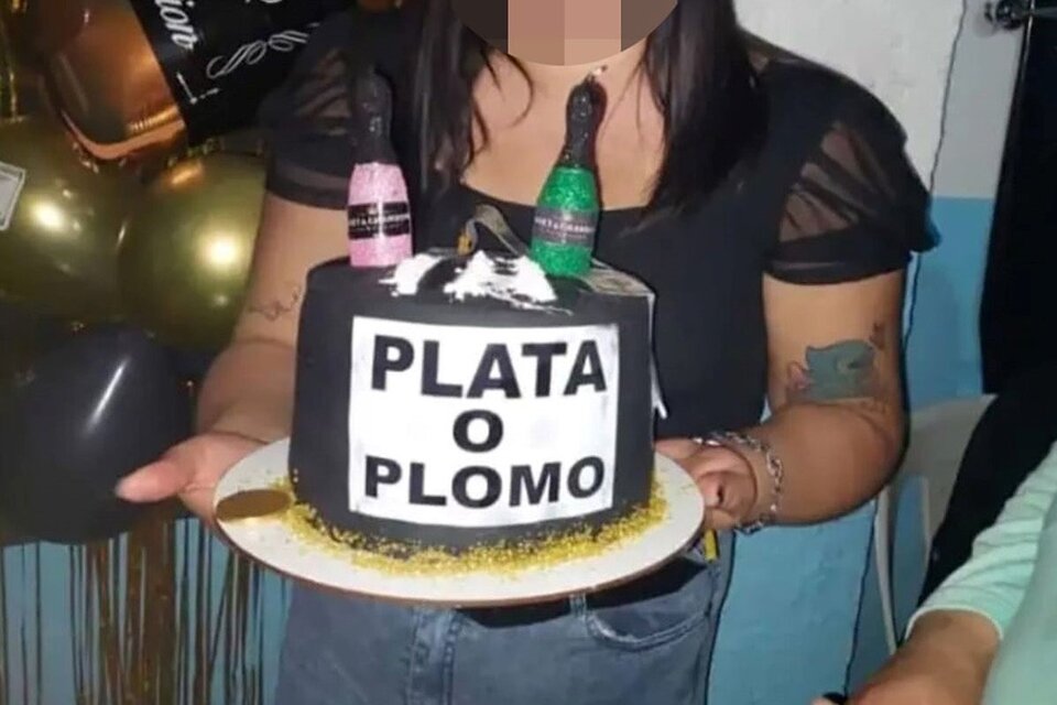 Una joven celebró sus 22 años con una torta que llevaba la frase "Plata o plomo" usada por las bandas criminales. (Aires de Santa Fe)
