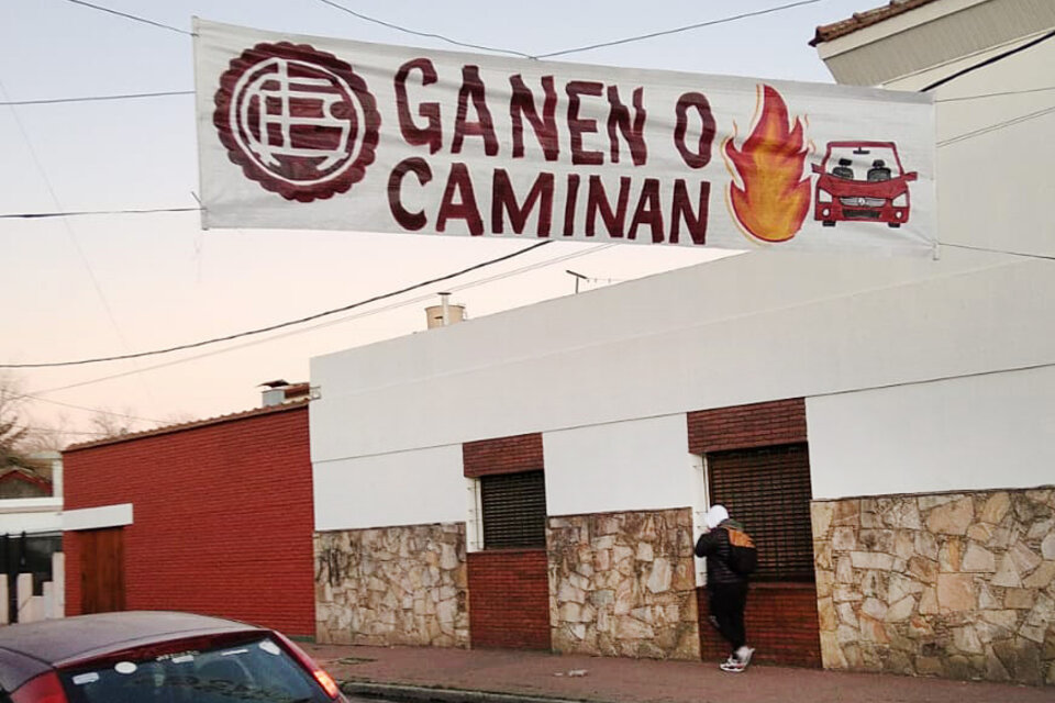 Uno de los pasacalles que aparecieron cerca del estadio de Lanús (Fuente: NA)