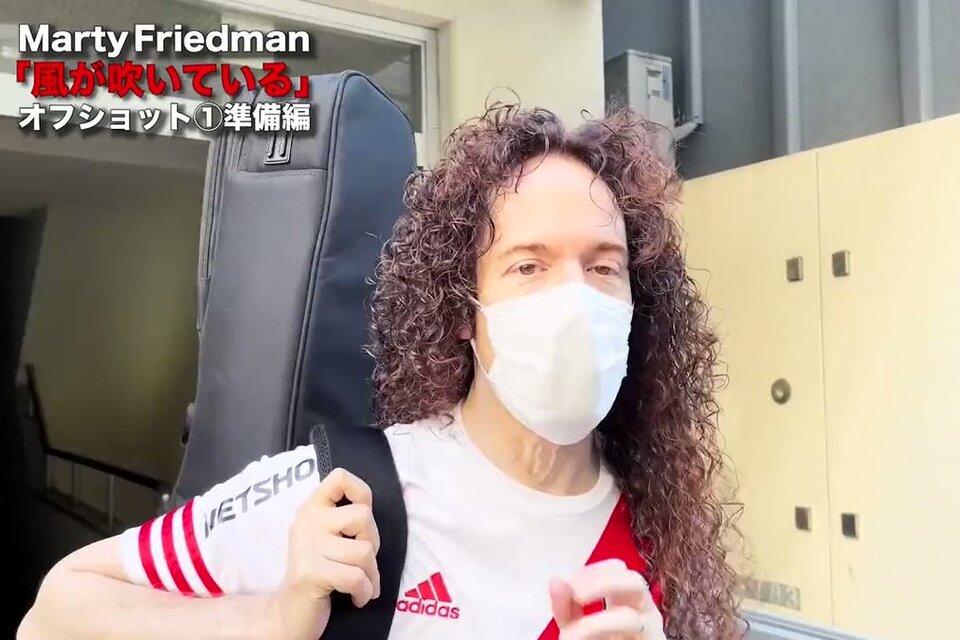 Marty Friedman grabó en Japón un video homenaje a River Plate. Imagen: Captura de pantalla.
