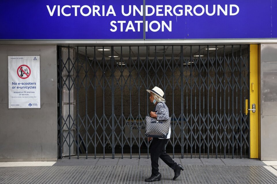 Una persona camina delante de una estación de subte de Londres cerrada por el paro. (Fuente: AFP)