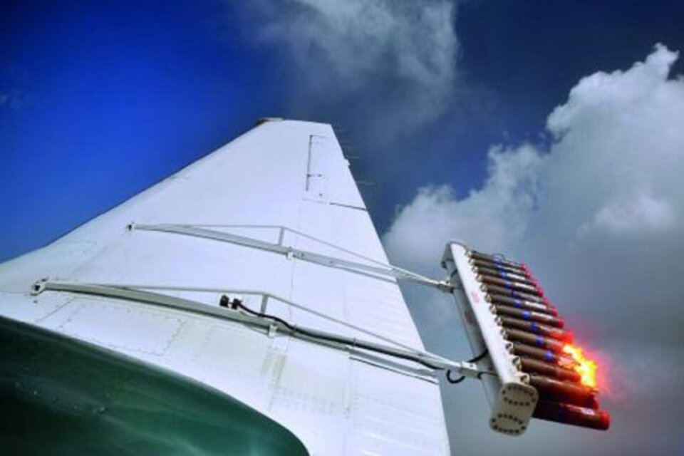 Los pilotos de estos aviones vuelan hacia las tormentas para 'sembrar' las nubes con yoduro de plata. Con ello se consigue aumentar el número de partículas en suspensión.(Foto: World Meteorological Organization)