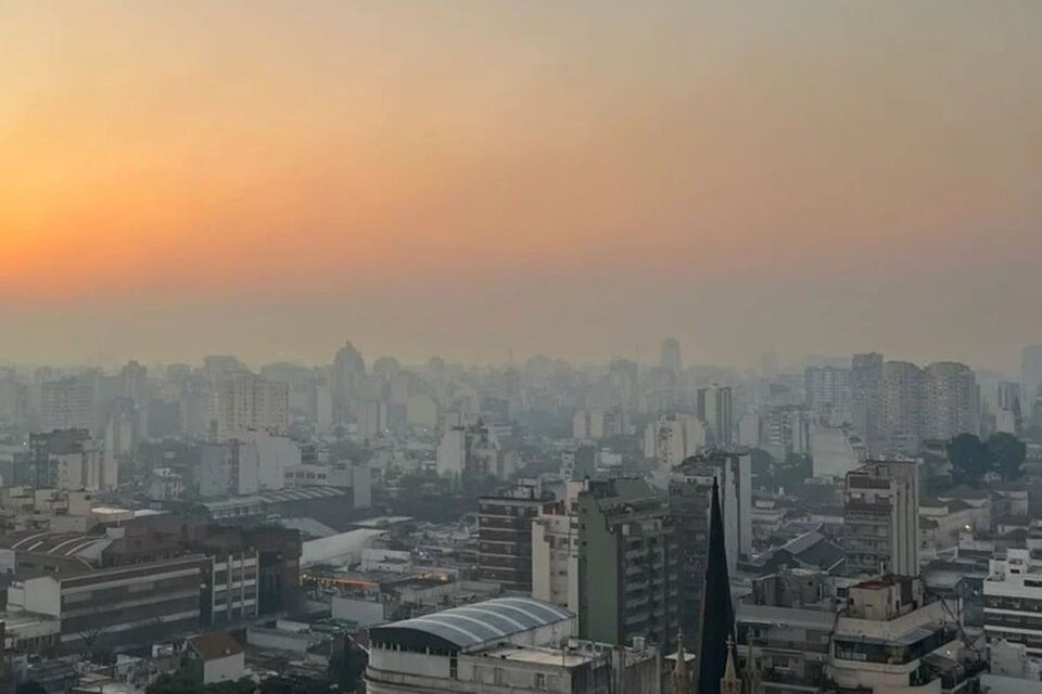 Este viernes una intensa capa de humo llegó a la Ciudad y alrededores, proveniente de los incendios ilegales en las islas del Delta. (Foto: Twitter)