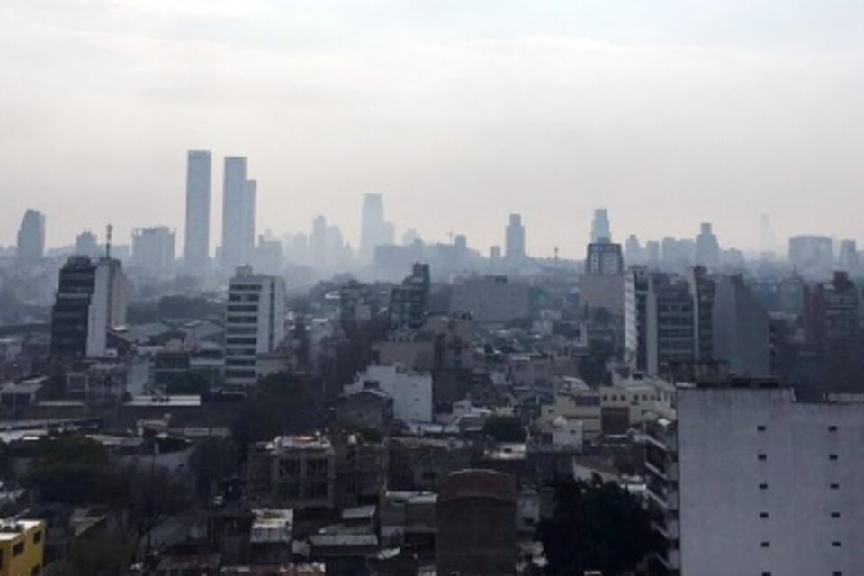 El olor se siente desde las primeras horas de la tarde en la Ciudad de Buenos Aires. Va a perdurar hasta el lunes, según el Servicio Meteorológico Nacional. (Foto: Télam)