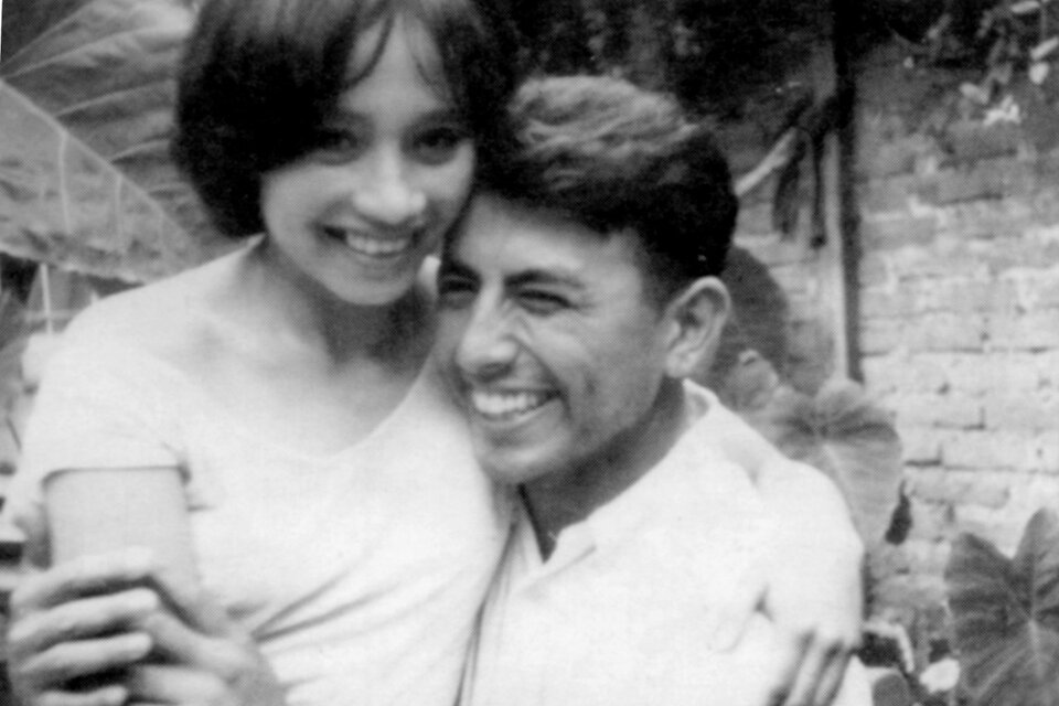 Abrazados y sonriendo ante la cámara, Ana María Villarreal y Mario Roberto Santucho. 