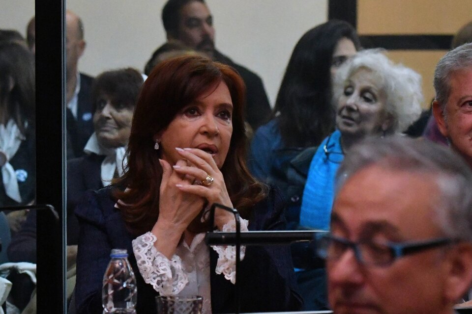 Cristina Kirchner en un momento del juicio junto a su abogado Carlos Beraldi.