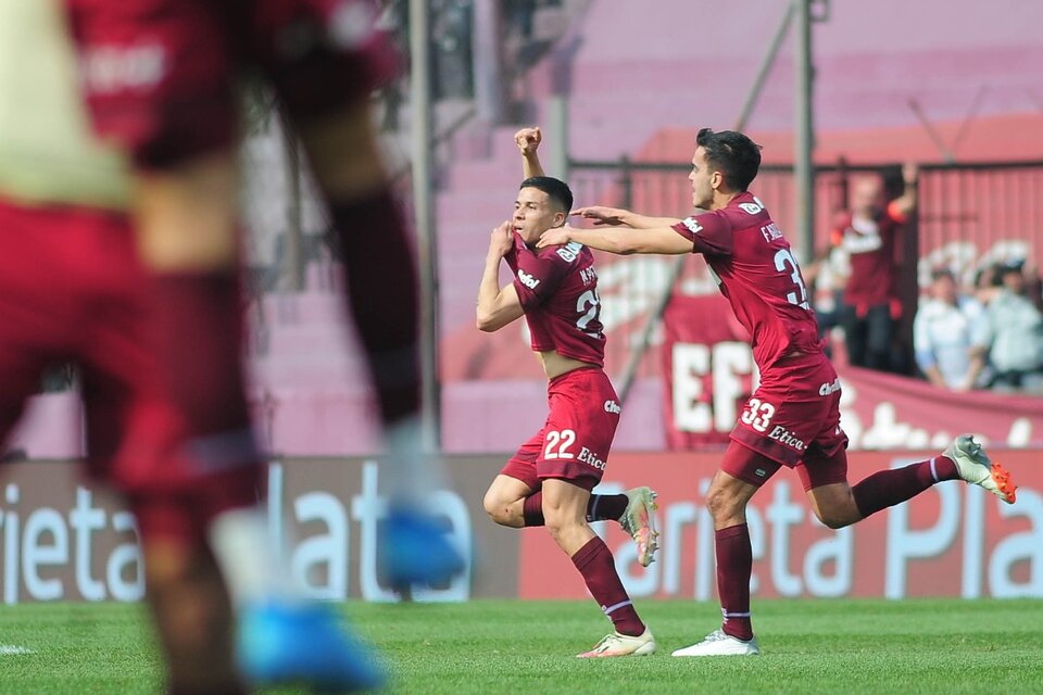 Matías Pérez festeja el único gol del partido (Fuente: Fotobaires)