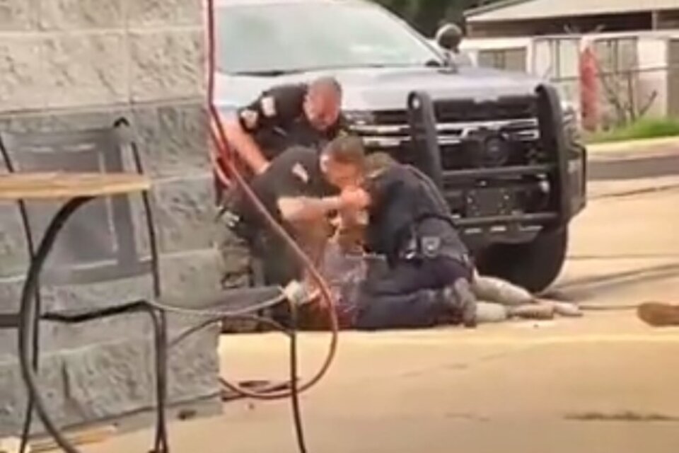 El video se viralizó rápidamente en redes sociales y nuevamente, generó repudio ante un posible caso de brutalidad policial. Foto: Captura de pantalla. 