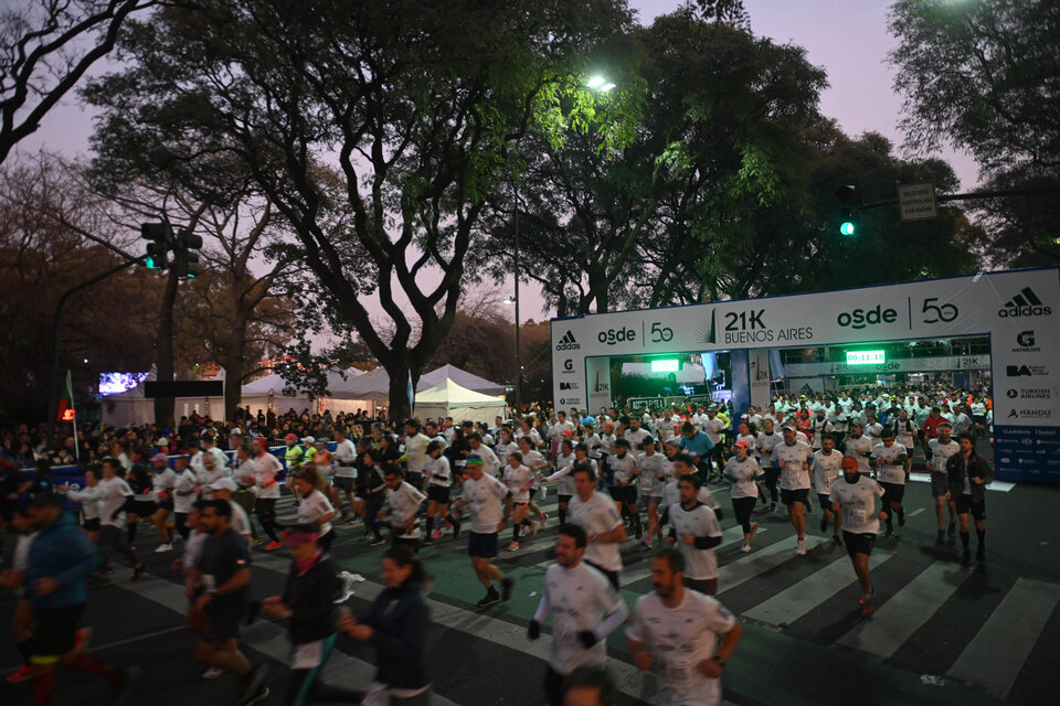 Más de 20 mil personas participaron este domingo de la Media Maratón de Buenos Aires. Foto: Télam