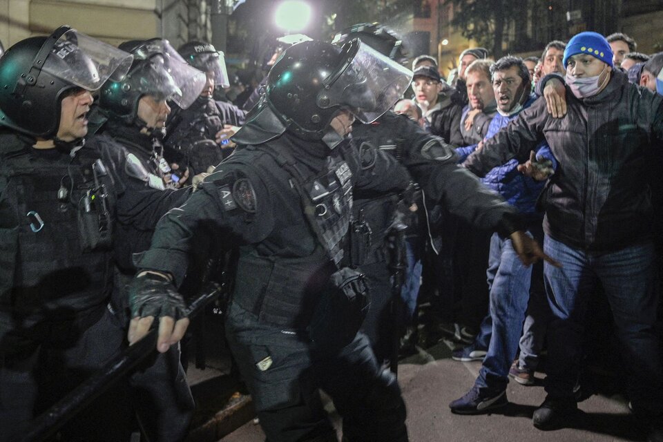 La policía porteña reprimió a los militantes que se juntaron frente a la casa de Cristina Kirchner para respaldarla. (Fuente: EFE)