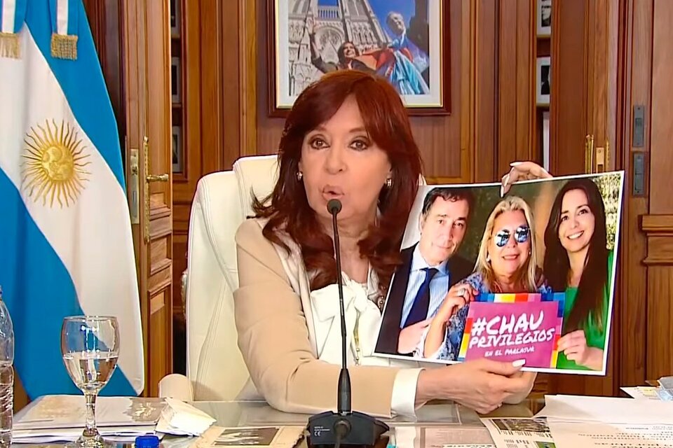 La vicepresidenta Cristina Kirchner muestra una imagen de Pepín Rodríguez Simón. Imagen: Captura TV