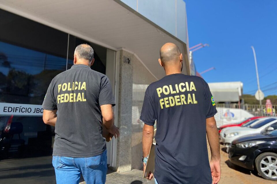 Policías brasileñosparticipan en el allamaniento alos empresarios bolsonaristas.