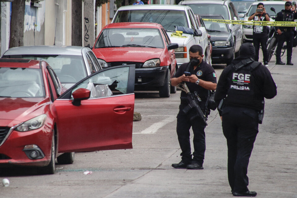 Policíasmexicanos investigan el asesinatode Román. (Fuente: AFP)