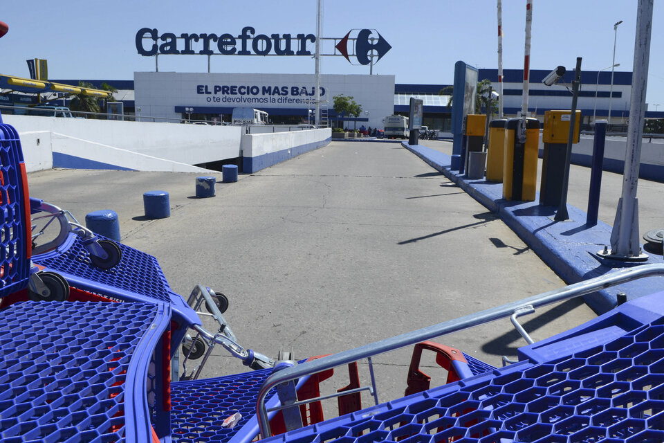 Carrefour anunció que congelaría los precios hasta el 30 de noviembre en 100 productos básicos.  (Fuente: NA)