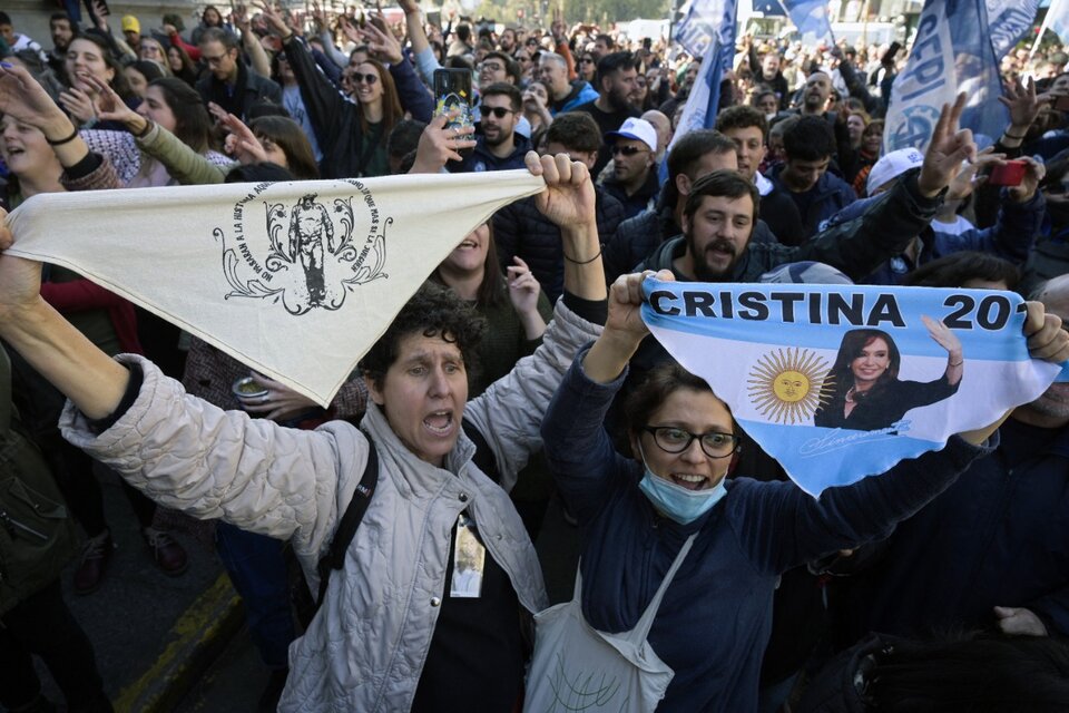 Otra multitud se reunió fuera del Congreso en respaldo de Cristina Kirchner (Fuente: AFP)
