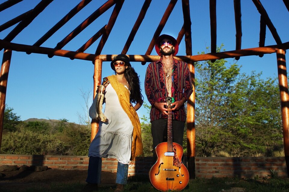 Levantaron su casa-estudio con barro y la ayuda de amigos, y ahí armaron Ofrenda, un disco flashero, conectado a la tierra y su entorno (Fuente: Tam Tena)