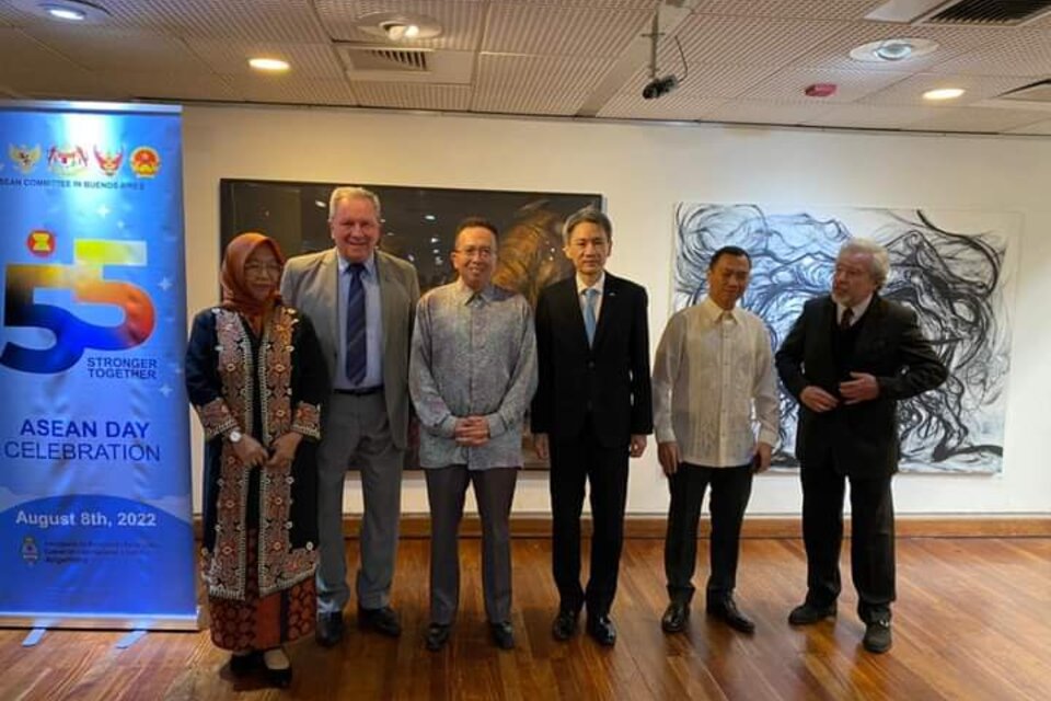 Rubén Dusso, vicegobernador de Catamarca junto a los embajadores del sudeste asiático en el Asean Day 2022. 