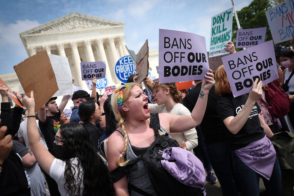 "Saquen las prohibiciones de nuestros cuerpos", dicen los carteles de quienes se manifestaron en contra de la restricción del fallo Roe vs Wade en Estados Unidos.  (Fuente: AFP)