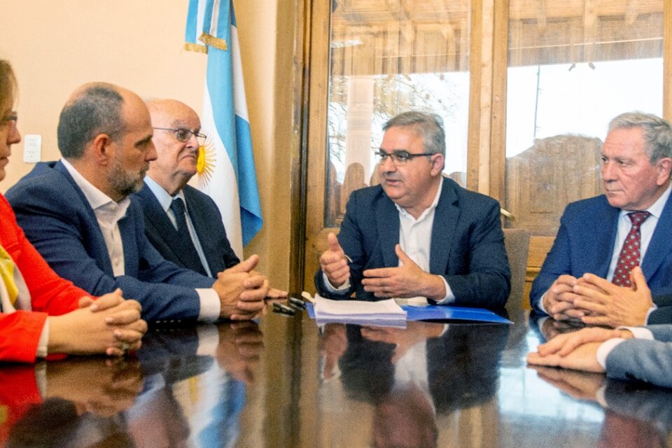 Raúl Jalil junto a De Mendiguren y directivos de YPF.