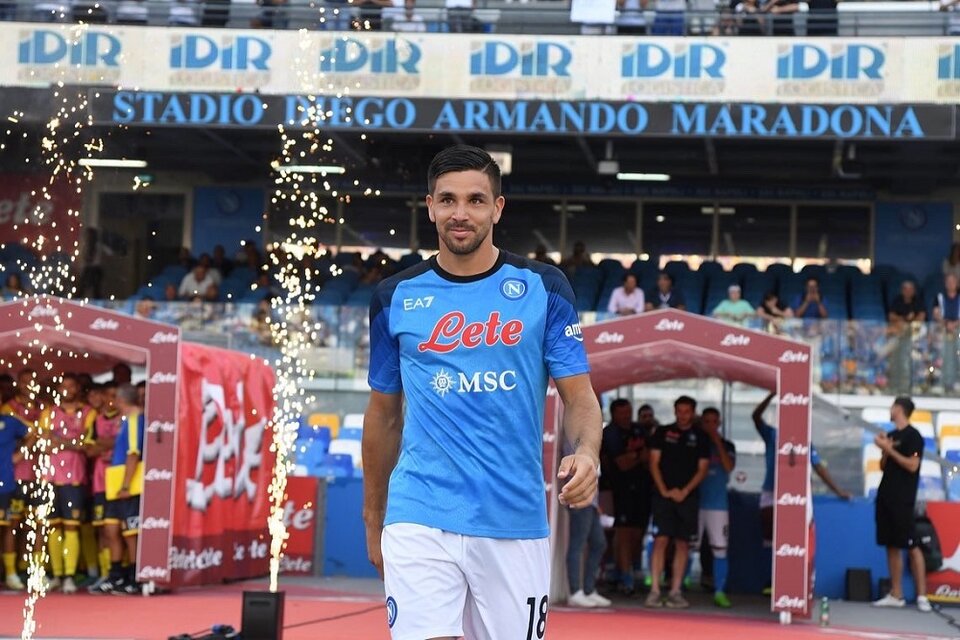 Gio Simeone, en su presentación oficial como nuevo jugador del Napoli (Fuente: Twitter Napoli)