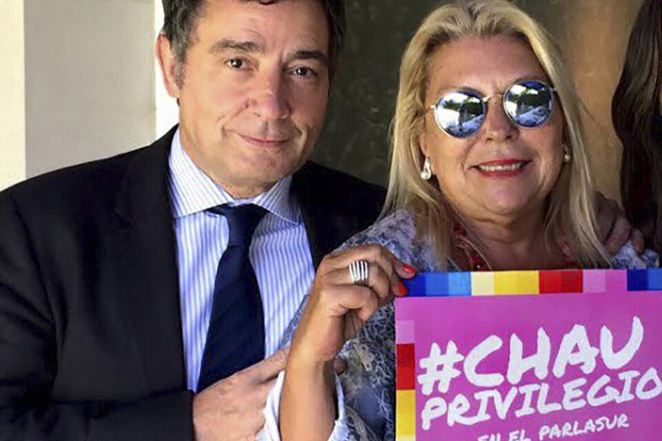 Fabián Rodríguez Simón junto a Elisa Carrió, en una imagen de campaña contra los "privilegios" en el Parlasur.