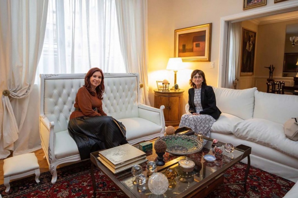 La vicepresidenta junto a la periodista española Pilar del Río, una de las firmantes del documento.