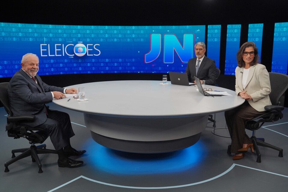 Lula (izq.)  con William Bonner y Renata Vasconcellos en Jornal Nacional. (Fuente: AFP)