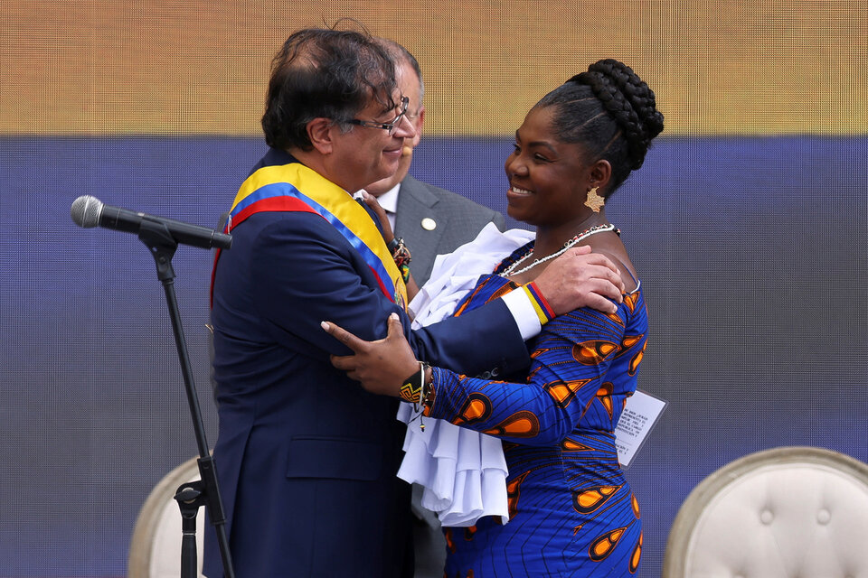 Francia Márquez saluda a Gustavo Petro, tras jurara como vicepresidenta de Colombia.  (Fuente: NA)